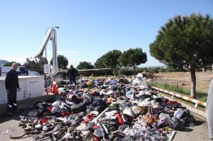 La Policia Local de Roses destrueix 4.000 quilos de material comissat a venedors il·legals 