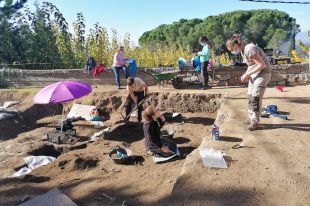 Troben deu tombes noves i una làpida de dos metres de llarg a la necròpolis de Sant Martí de Romanyà
