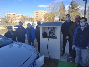 L'institut Santa Eugènia de Girona instal·la un punt de recàrrega per a vehicles elèctrics