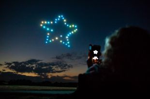 Neix una empresa amb participació baix empordanesa que fa espectacles de llum amb drones