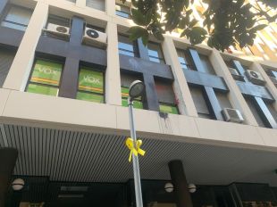 Vox denuncia un atac amb globus plens de pintura a la seva seu de Girona 