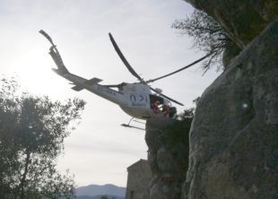 Els Bombers rescaten una escaladora accidentada pujant una paret a Santa Brígida d'Amer