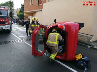 Rescaten un conductor atrapat dins el seu vehicle bolcat a Sant Feliu de Guíxols