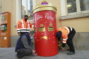 Blanes reparteix 3.400 cartes als Reis amb vals de 10 euros per donar suport al comerç local