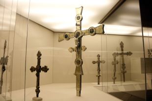 Pergamins i relíquies amagades permeten datar la creu de Sant Joan de les Abadesses al 1398