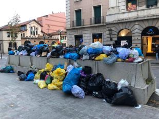 Continuen les converses per intentar aturar la vaga indefinida d'escombraries a Figueres