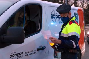 Els controls provoquen llargues cues per accedir al Ripollès el primer dia de tancament perimetral