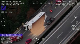 Bolca un camió carregat de blat a la C-25 i talla un carril a Sant Hilari Sacalm