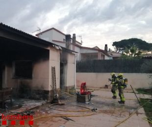 Els Bombers extingeixen un incendi en una casa abandonada de Sils