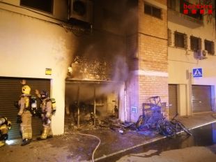 Un ferit greu i 15 veïns desallotjats en l'incendi d'un local a Girona