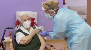 Una dona de 96 anys, primera a rebre la vacuna contra la covid-19 a Espanya 
