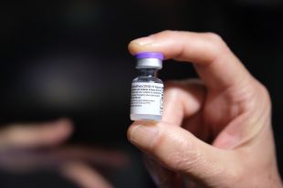 La Fundació Hospital d'Olot vacuna amb la segona dosi els professionals sanitaris
