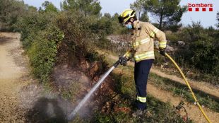 Els Bombers extingeixen un incendi en una pista forestal a Llers