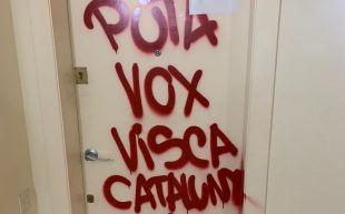 Ataquen l'accés a la seu de Vox a Girona amb pintades i cartells