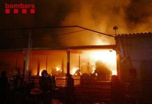 Els Bombers treballen per apagar un incendi en una granja de Vilademuls