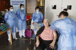 Margarida Turrats, de 89 anys, primera vacunada contra la covid-19 al Ripollès 
