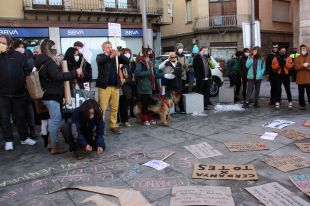 Més de cent persones es concentren a Puigcerdà per protestar contra el confinament perimetral