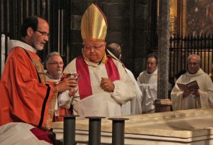 El bisbe de Girona consagra l'altar major de la Catedral després de la remodelació del presbiteri