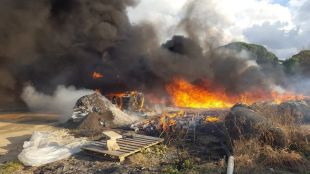 Els Bombers extingeixen un incendi agrícola en un centre de jardineria de Blanes