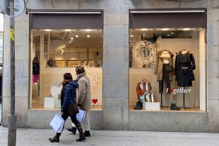 El petit comerç espera augmentar un 10% les vendes en unes rebaixes ''molt necessàries''