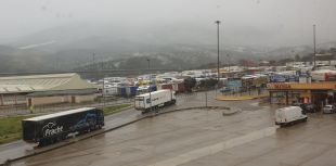 Un miler de camions omplen l'aparcament de la Jonquera pel temporal Filomena