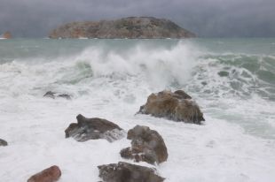 El temporal Filomena castiga la Costa Brava amb un gran onatge però sense danys importants