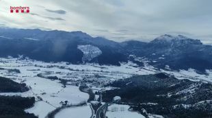 Els Bombers enregistren la nevada a la Garrotxa des de l'helicòpter