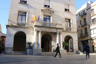 Figueres treu la pancarta de 'Llibertat presos polítics' de la façana de l'Ajuntament