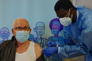 Salut administra la segona dosi de la vacuna contra la covid-19 a la Regió Sanitària de Girona