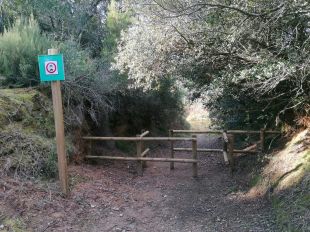 Cruïlles posa tanques i panells informatius a la llera del Daró per evitar el pas de vehicles 