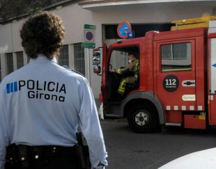 Una dona incendia un sofà amb una estufa elèctrica a Girona