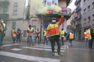 Protesta dels treballadors de transport sanitari privat davant la seu d'ERC a Girona