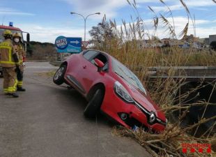 Rescaten un conductor a punt de caure dins una riera a Lloret de Mar