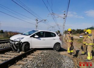 Un vehicle surt de la carretera i queda damunt la via del tren a Sant Miquel de Fluvià
