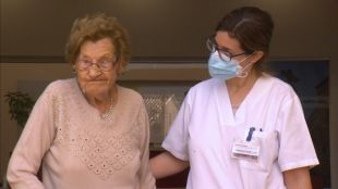 Administren la segona dosi de la vacuna a una àvia de 105 anys d'Arbúcies