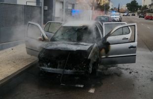S'incendia un cotxe aparcat a l'urbanització Santa Margarida de Roses