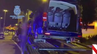 Detenen a la Jonquera el conductor d'un tràiler amb tres furgonetes de luxe robades i 162 kg de marihuana