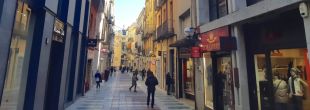 Figueres obre 61 expedients a comerços que tenen rètols sense llicència