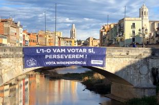 La Junta Electoral ordena retirar la pancarta de l'ANC al Pont de Pedra 