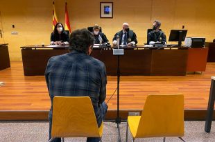 Absolt el professor d'hípica de Vilallonga de Ter per tocar el cul a una menor