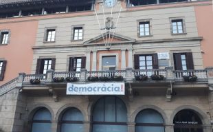 La Junta Electoral obliga l'Ajuntament de Ripoll a treure una pancarta que posa ''Democràcia''
