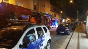 Els Bombers desallotgen 27 veïns d'un bloc de pisos de Blanes per una fuita de gas