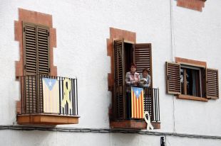 Vox és rebut a Girona amb una cassolada i la cançó 'La Faixa' de la Trinca