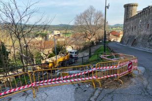 Comencen els treballs per reparar el carrer Turó de l'Home d'Hostalric afectat pel temporal Gloria