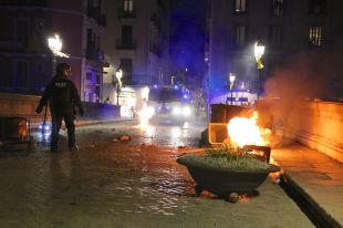 Aldarulls al Barri Vell de Girona en la segona nit de protestes per l'empresonament de Hasél