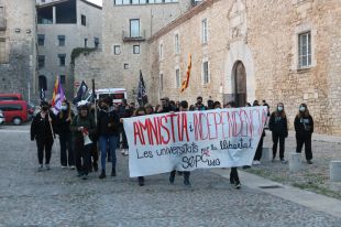 Mig centenar d'estudiants reclamen la llibertat de Hasél des del rectorat de la UdG
