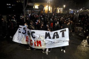 Més de 200 persones es manifesten a Girona per l'alliberament de Hasél i critiquen els Mossos
