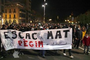 Unes 200 persones es tornen a manifestar a Girona contra l'empresonament de Hasél