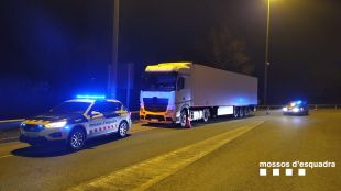 Detingut un camioner begut que circulava fent ziga-zagues per l'AP-7 a l'Alt Empordà