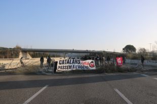 Una seixantena de persones tallen l'AP-7 a Girona en protesta per l'empresonament de Pablo Hasél
